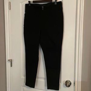 Women’s Terra & Sky pull on skinny jeans. Size 0X/14W.